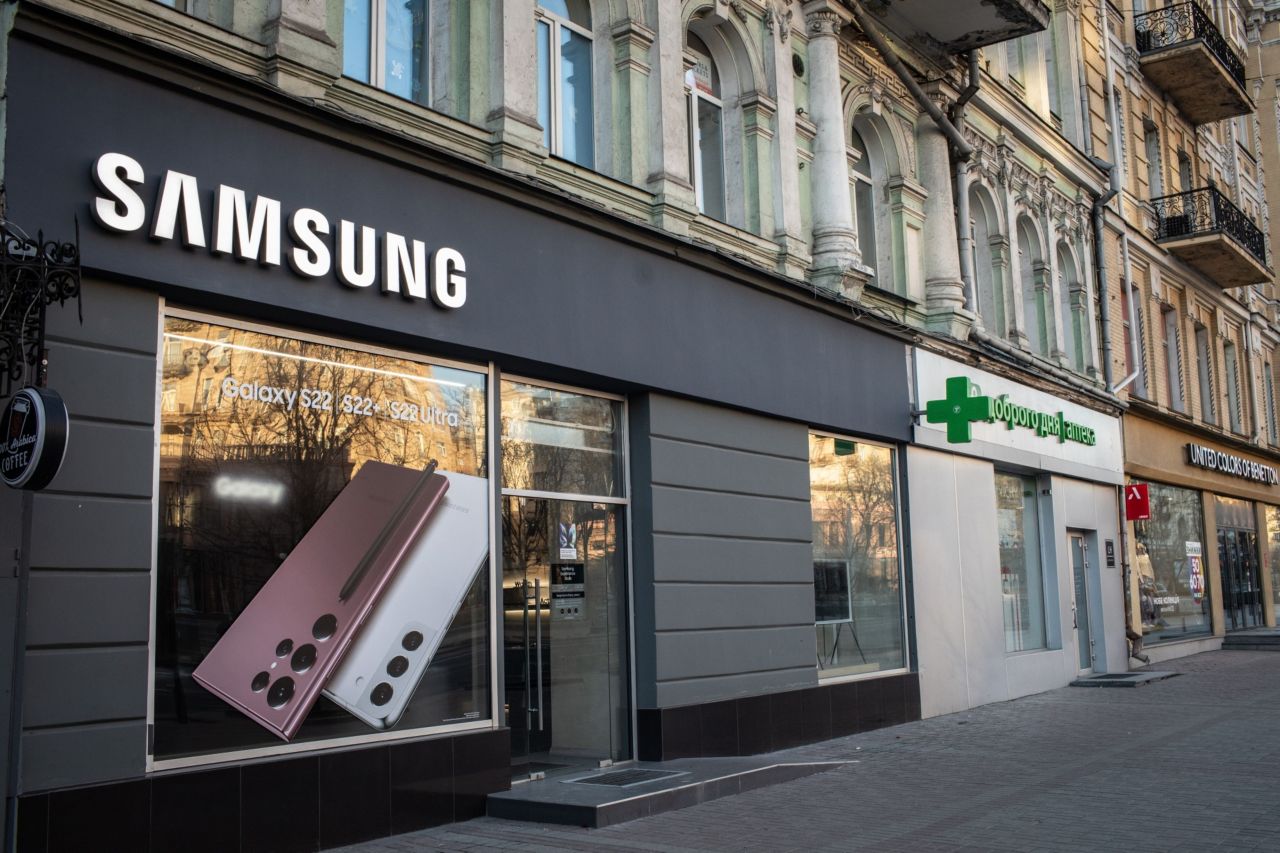 A closed Samsung Electronics store on a deserted street after in central Kyiv, Ukraine (Bloomberg)