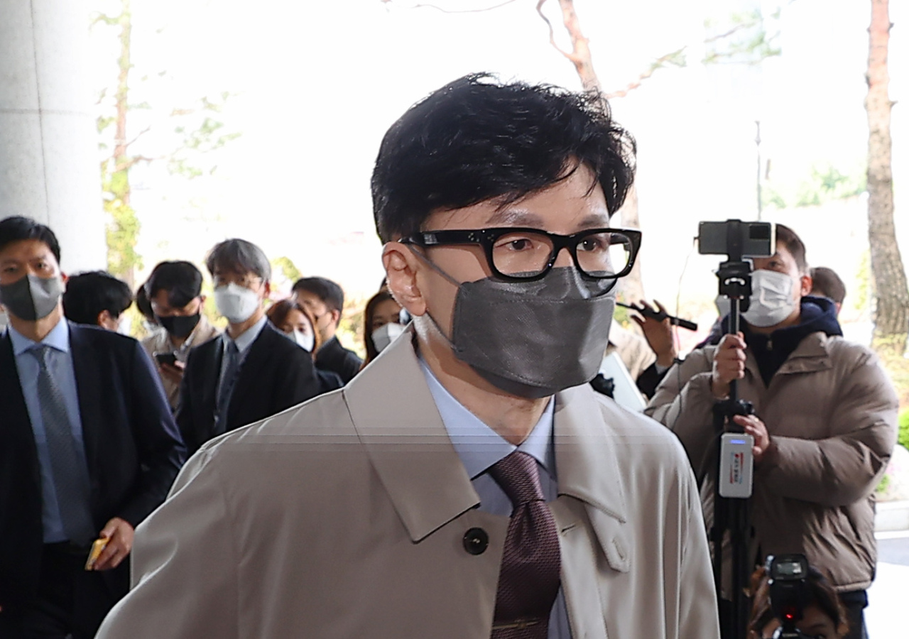 Justice Minister nominee Han Dong-hoon responds to questions from members of the press at the Seoul High Prosecutors’ Office on Friday. (Yonhap)