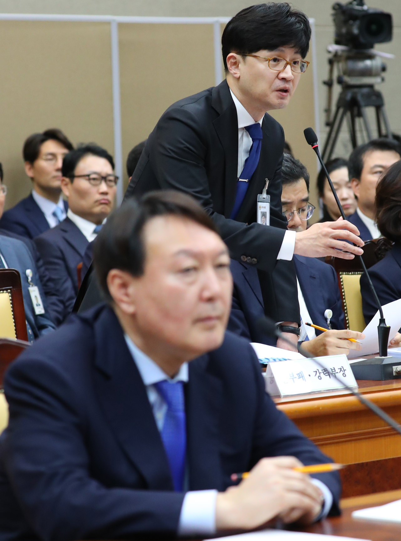 President-elect Yoon Suk-yeol (front) and Justice Minister nominee Han Dong-hoon attend a parliamentary inspection on Oct. 17, 2019, when they were Prosecutor General and director of the anti-corruption department at the Supreme Prosecutors’ Office, respectively. (Yonhap)