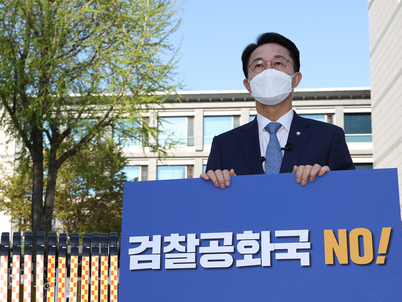 Rep. Cho Jeong-sik of the Democratic Party of Korea protests against the nomination of Han Dong-hoon as the Justice Minister, holding a sign reading, 