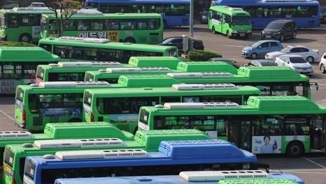 Buses are parked at a company in western Seoul on April 19, 2022. (Yonhap)