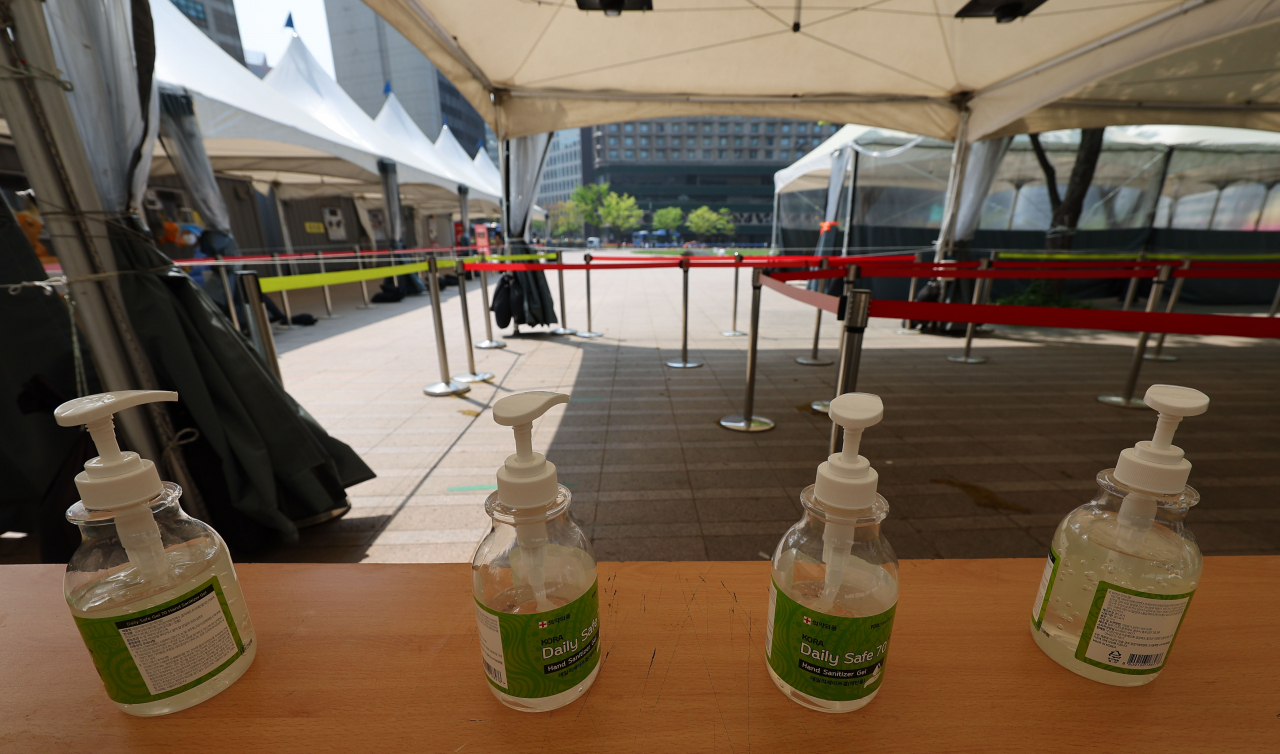 A coronavirus testing center near Seoul Station appears empty on Tuesday. (Yonhap)