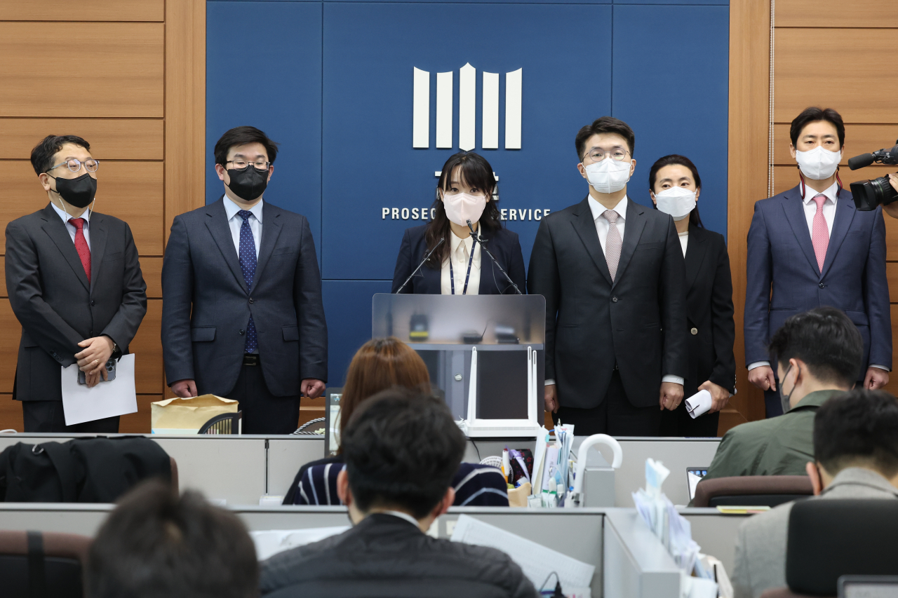 Prosecutors brief on the results of the meeting regarding the bill to strip investigate power on Wednesday. (Yonhap)