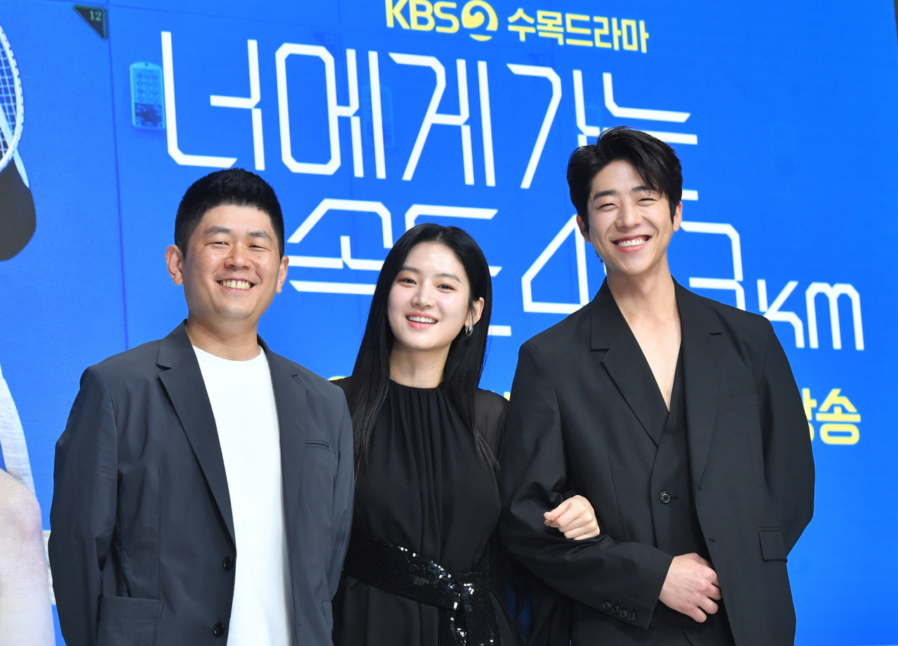 From left: Director Jo Woong, actors Park Ju-hyun and Chae Jong-hyeop pose before an online press conference for “Love All Play” on Wednesday (KBS)