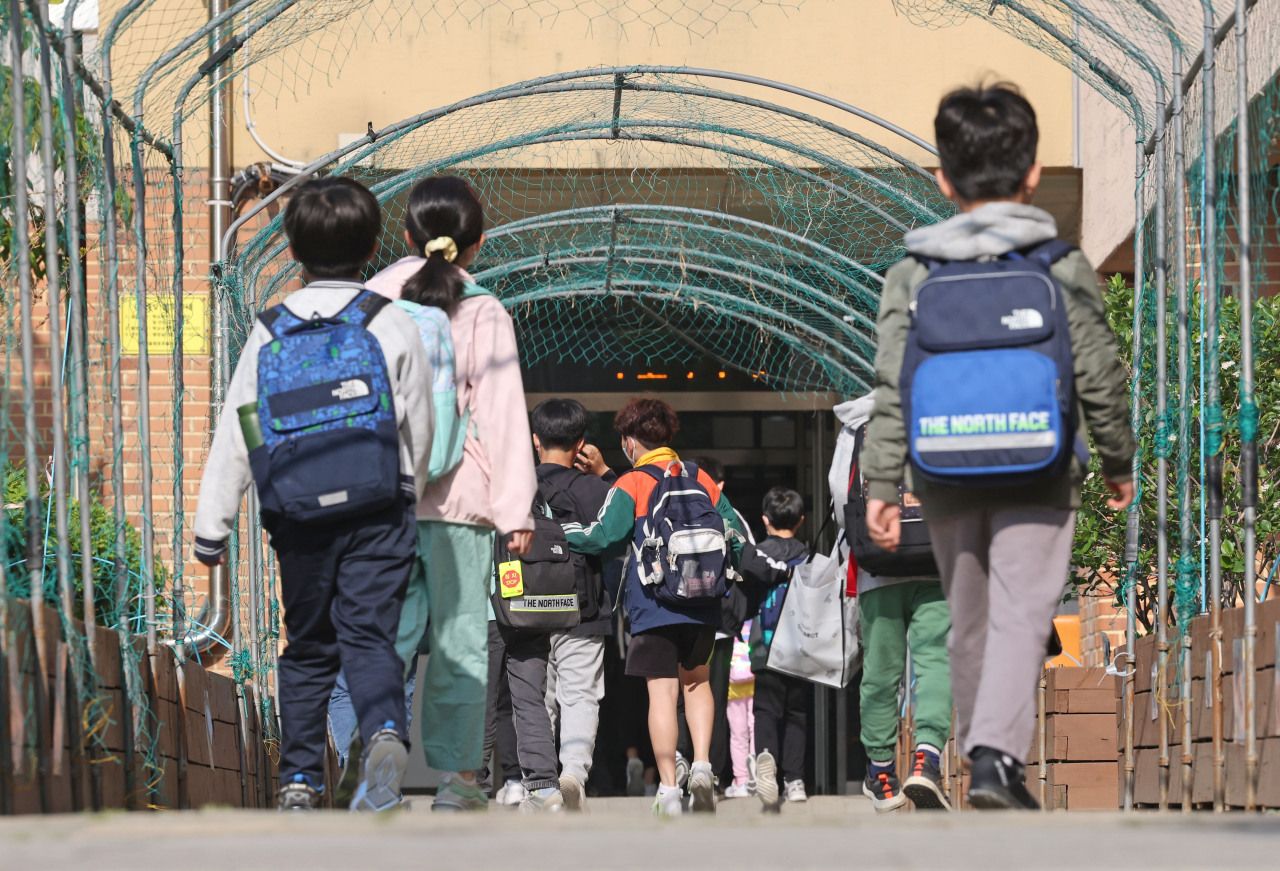 Students are on way to classes at an elementary school in Seoul, Wednesday. (Yonhap)