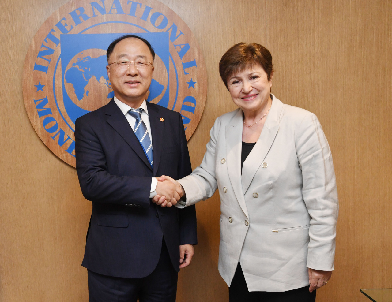 Korea’s Deputy Prime Minister and Finance Minister Hong Nam-ki (left) poses with International Monetary Fund Managing Director Kristalina Georgieva at the IMF headquarters in Washington, D.C. on Tuesday. (Ministry of Finance and Economy)