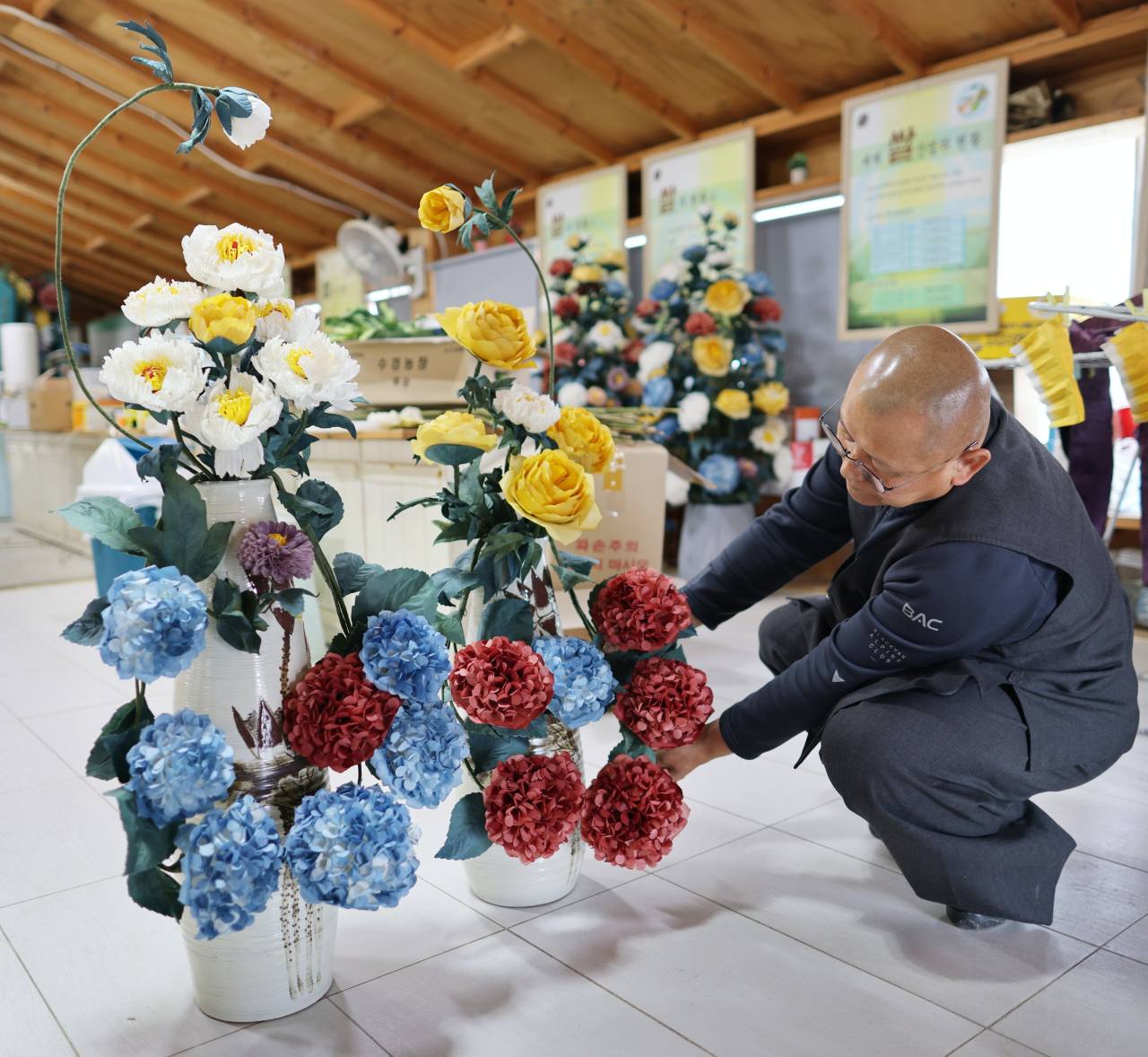 Jihwajang Ven. Seokyong makes a jihwa arrangement for a wedding at his workshop in Icheon, Gyeonggi Province. Photo © Hyungwon Kang