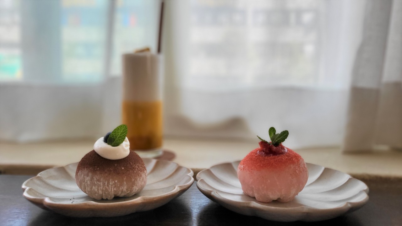 Two types of ice cream mochi and a sweet pumpkin latte served at Ilweolilil (Kim Hae-yeon/ The Korea Herald)