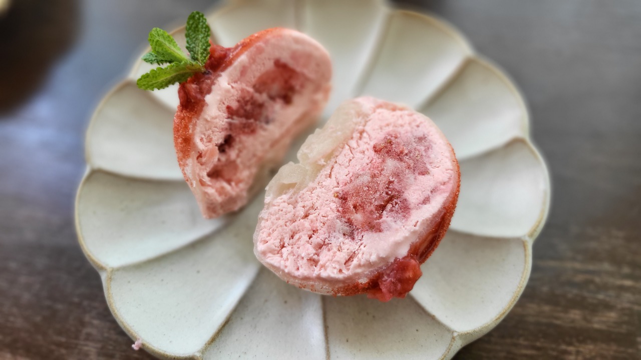 Strawberry ice cream mochi at Ilweolilil (Kim Hae-yeon/ The Korea Herald)