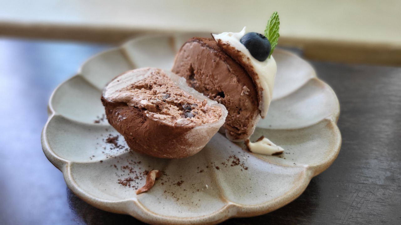 Chocolate ice cream mochi at Ilweolilil (Kim Hae-yeon/ The Korea Herald)