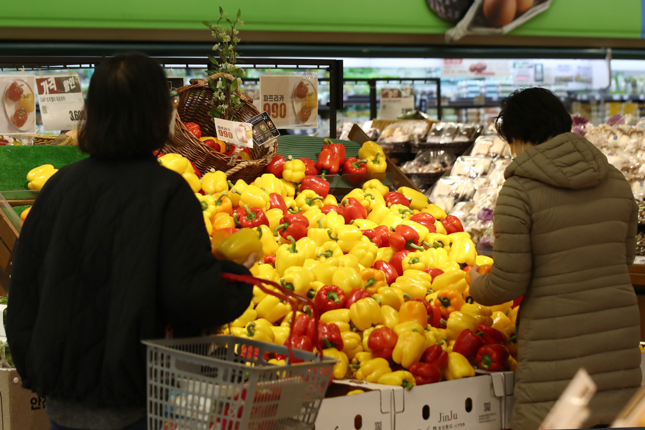 This file photo, taken Dec. 6, 2021, shows citizens shopping for vegetables at a discount store in Seoul. (Yonhap)