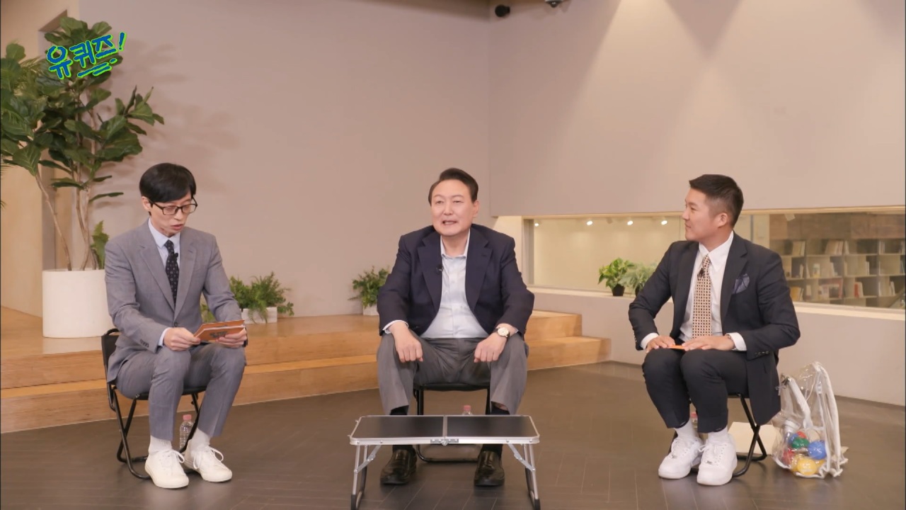 From left: Comedian Yoo Jae-suk, President-elect Yoon Suk-yeol and comedian Jo Se-ho are shown in a screenshot of “You Quiz on the Block” (tvN)