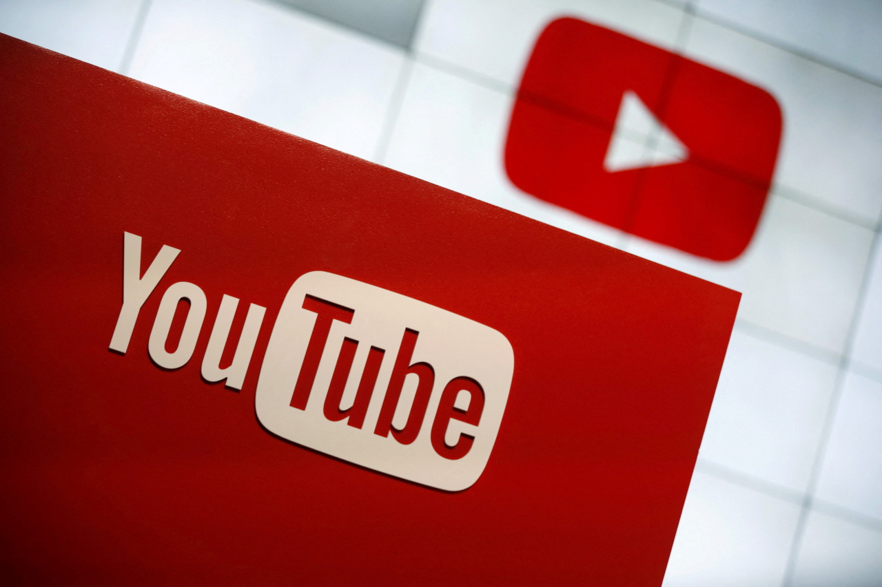 The YouTube logo at the YouTube Space LA in Los Angeles on October 21, 2015. (Reuters-Yonhap)