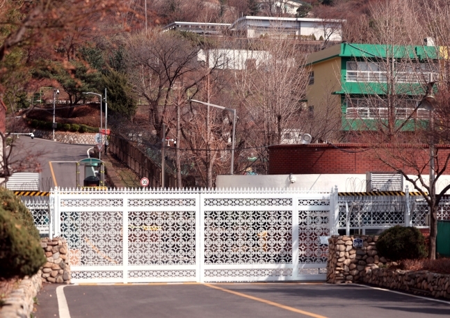 This photo taken on March 20 shows the entrance to a compound where official residences of ministers and military chiefs of staff is located, in Yongsan, Seoul. (Yonhap)