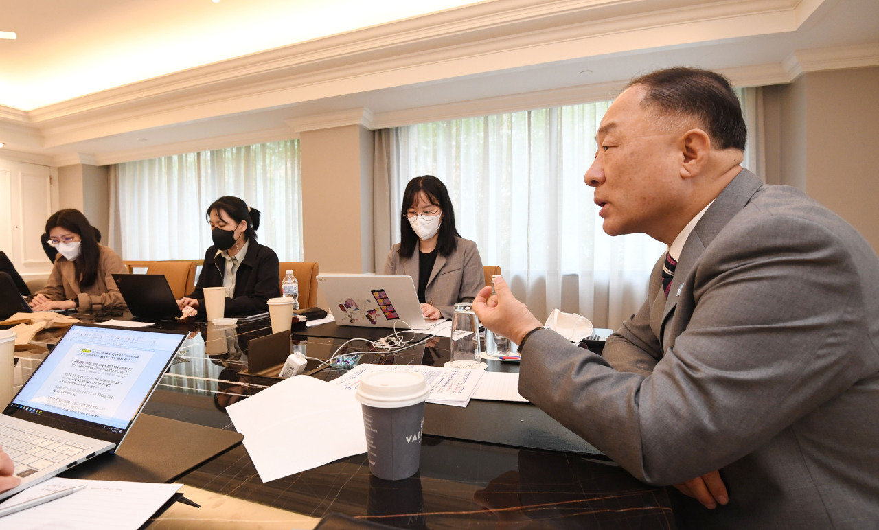 Deputy Prime Minister and Finance Minister Hong Nam-ki (right) speaks during his meeting with journalists in Washington, D.C. on Friday. (Ministry of Economy and Finance)