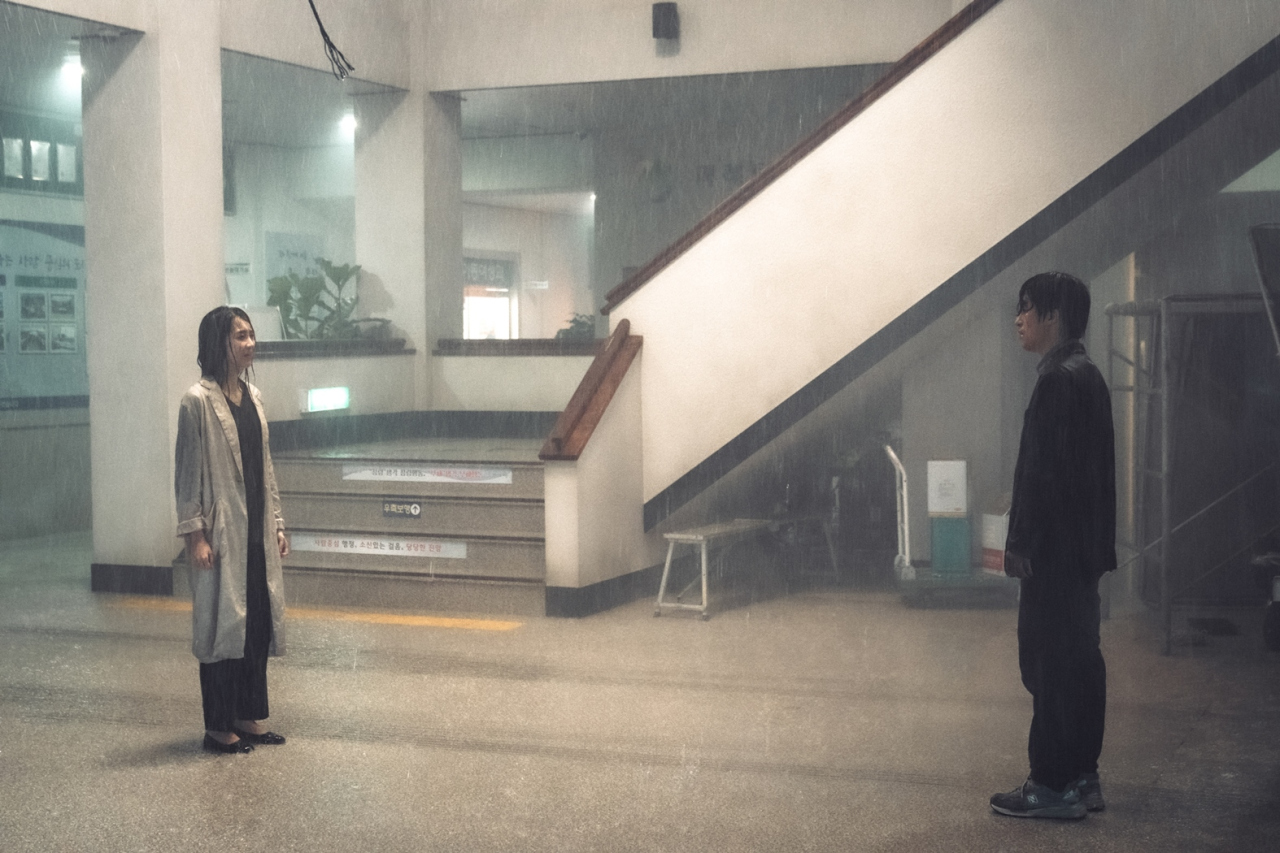 Shin Hyun-bin (left) and Koo Kyo-hwan seek to find out the truth behind a supernatural phenomenon in “Monstrous.” (Tving)