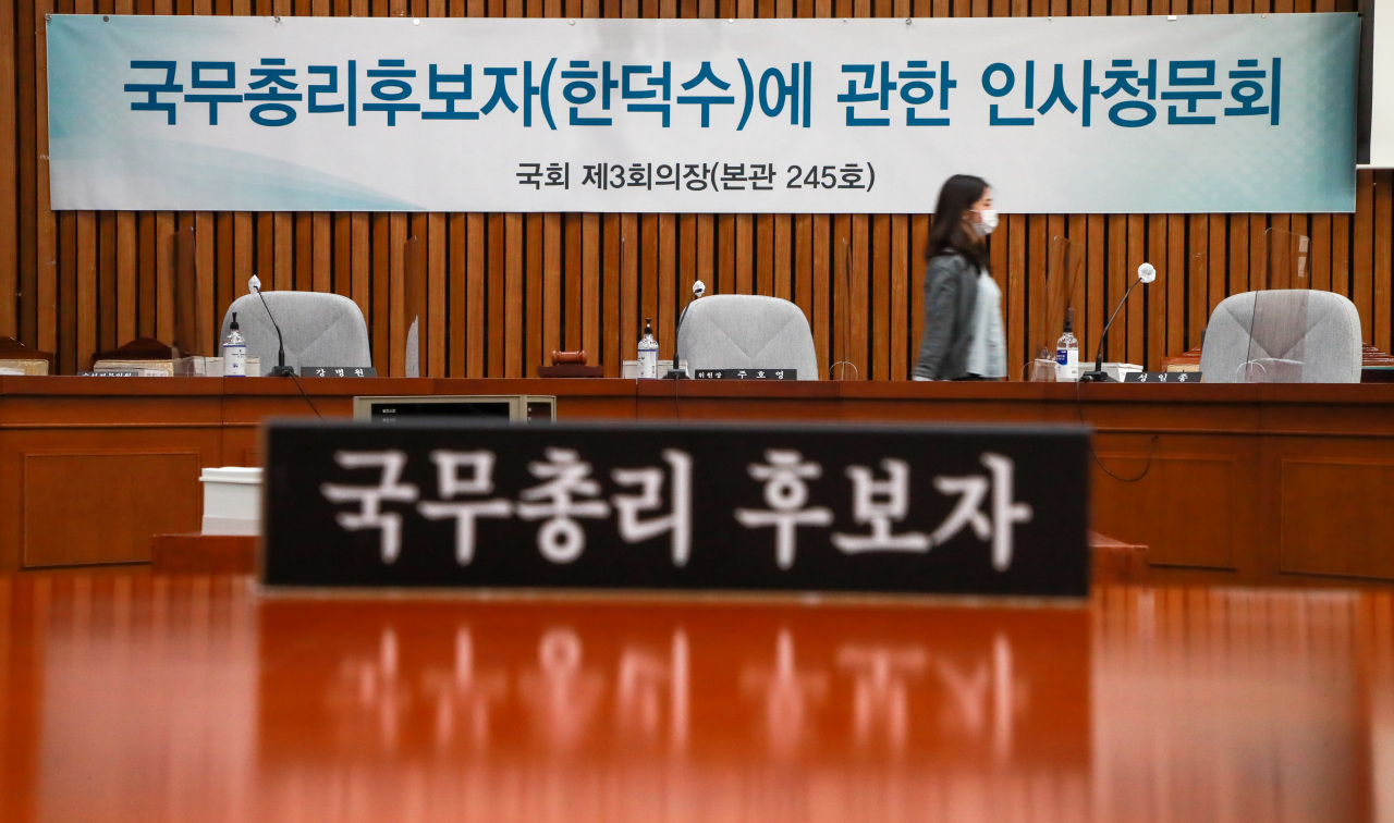 Employees of the National Assembly on Sunday prepare for a two-day hearing on Prime Minister nominee Han Duck-soo to be held starting Monday. (Joint Press Corps)