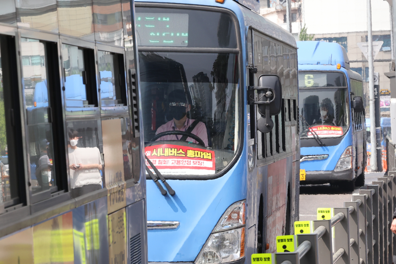 City buses run with a notice of the Seoul-based bus union's planned general strike this week, Seoul, Sunday. (Yonhap)
