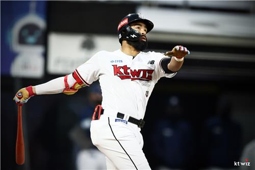 Henry Ramos of the KT Wiz watches his two-run home run against Shin Min-hyeok of the NC Dinos during the bottom of the first inning of a Korea Baseball Organization regular season game at KT Wiz Park in Suwon, 45 kilometers south of Seoul, last Friday, in this photo provided by the Wiz. (Yonhap)
