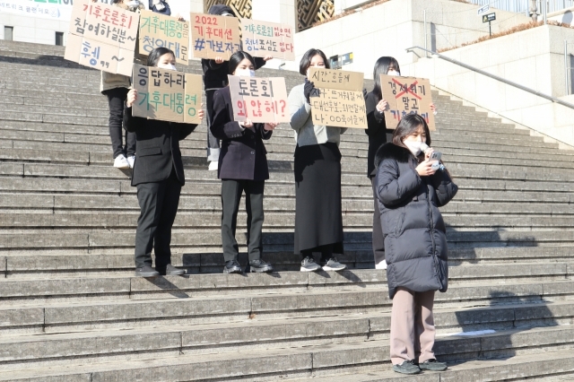 Kim Ji-yoon and members of the Green Environment Youth Korea hold a protest, requesting presidential election candidates to hold a debate about the climate crisis response in January, Gwanghwamun, central Seoul. (GEYK)