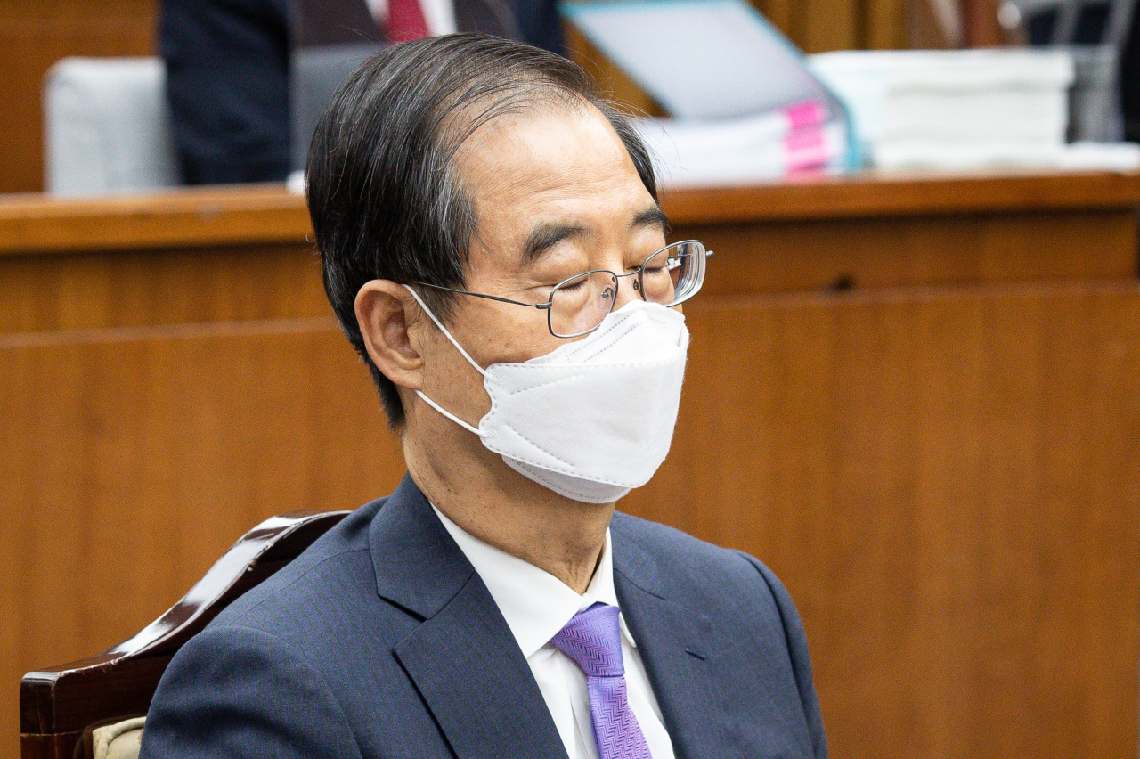Prime Minister nominee Han Duck-soo closes his eyes during the parliamentary confirmation hearing at the National Assembly on Monday. (Yonhap)