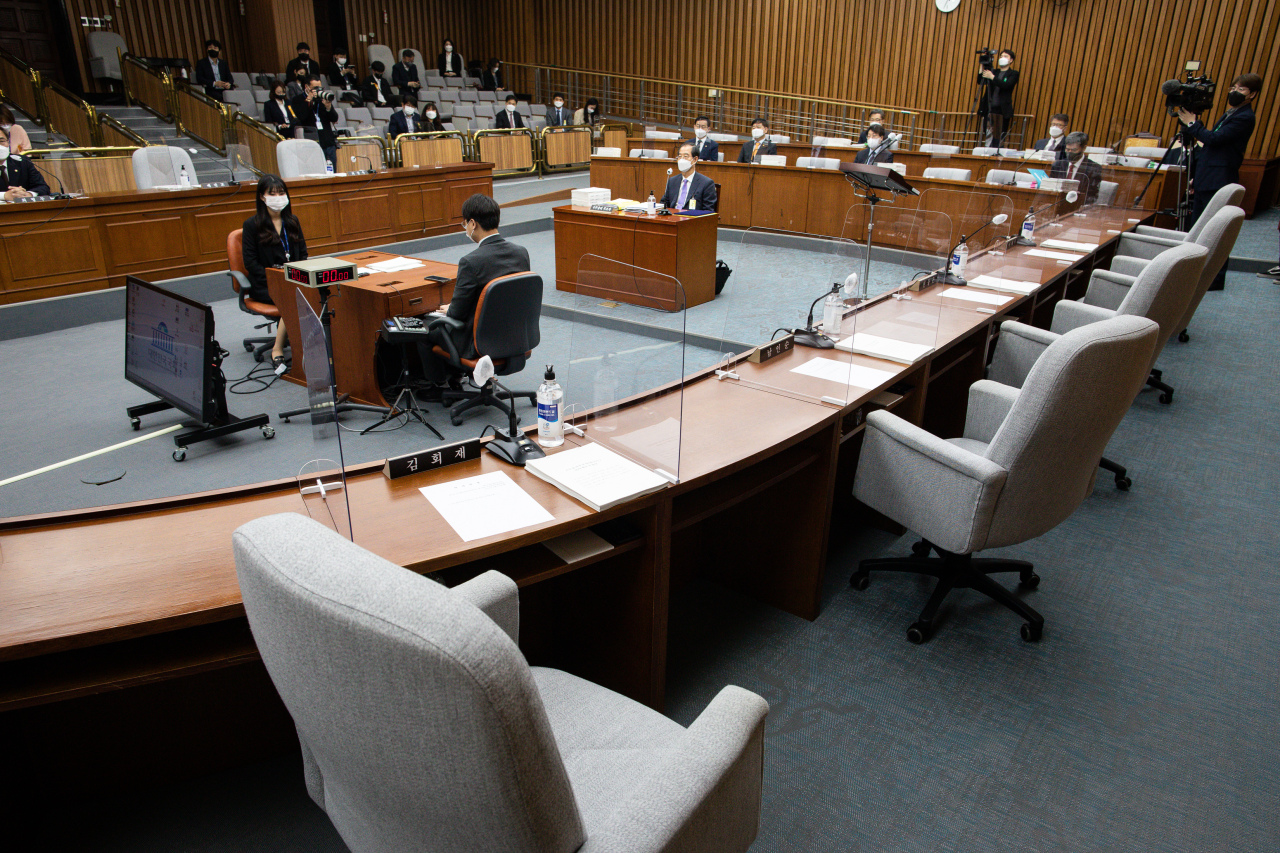 Seats at the parliamentary confirmation hearing for Prime Minister nominee Han Duck-soo are seen empty as lawmakers of the Democratic Party of Korea and Justice Party boycott the event on Monday. (Yonhap)