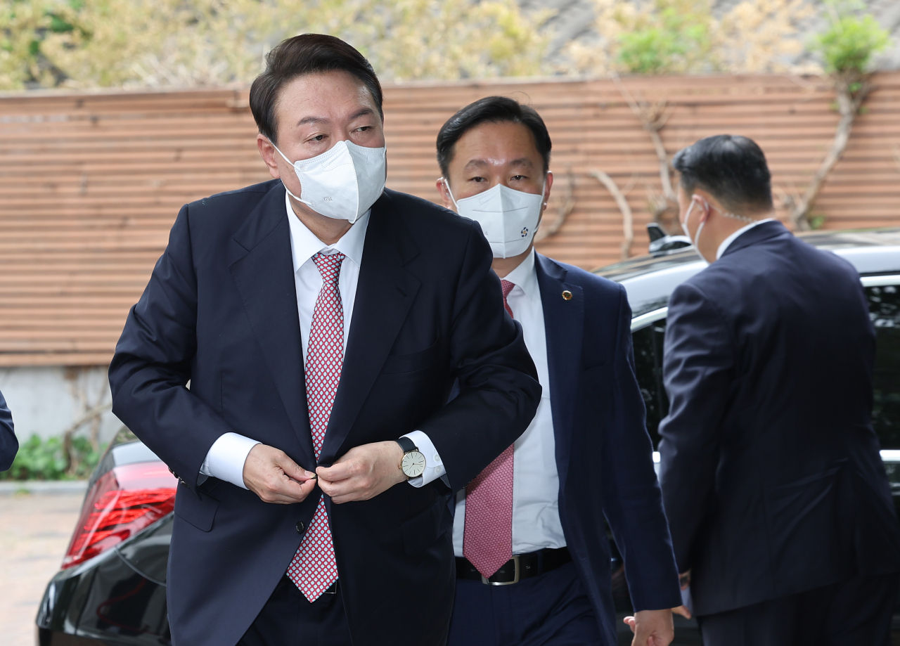 President-elect Yoon Suk-yeol walks into the presidential transition committee`s office in Jongno-gu, central Seoul, on Monday. (Yonhap)