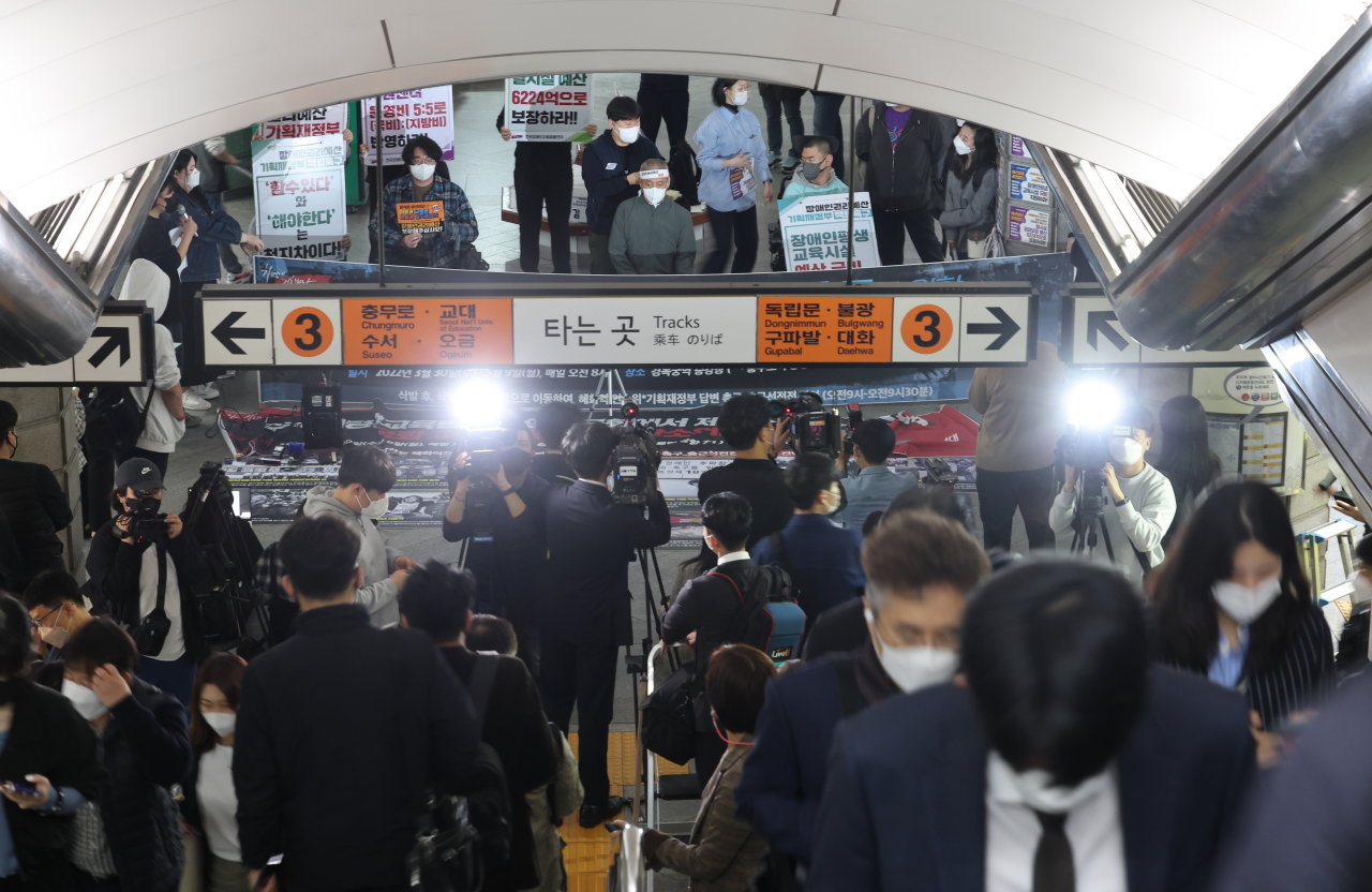 Members of Solidarity Against Disability Discrimination stage a demonstration at Gyeongbokgung Station on Friday morning. (Yonhap)
