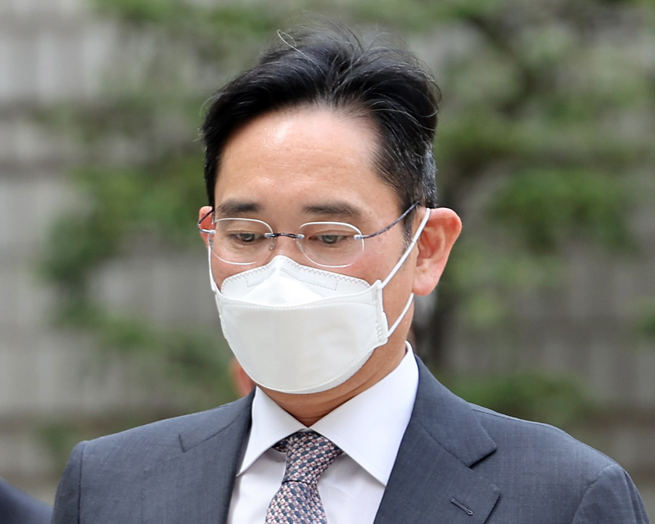 In this photo taken Thursday, Samsung Vice Chairman Lee Jae-yong attends a trial over his alleged influence over the Samsung merger case in 2015. (Yonhap)