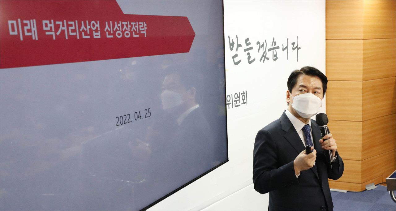 Ahn Cheol-soo, chief of President-elect Yoon Suk-yeol’s transition team, speaks during a press briefing at the team’s office in Seoul on Monday. (Yonhap)