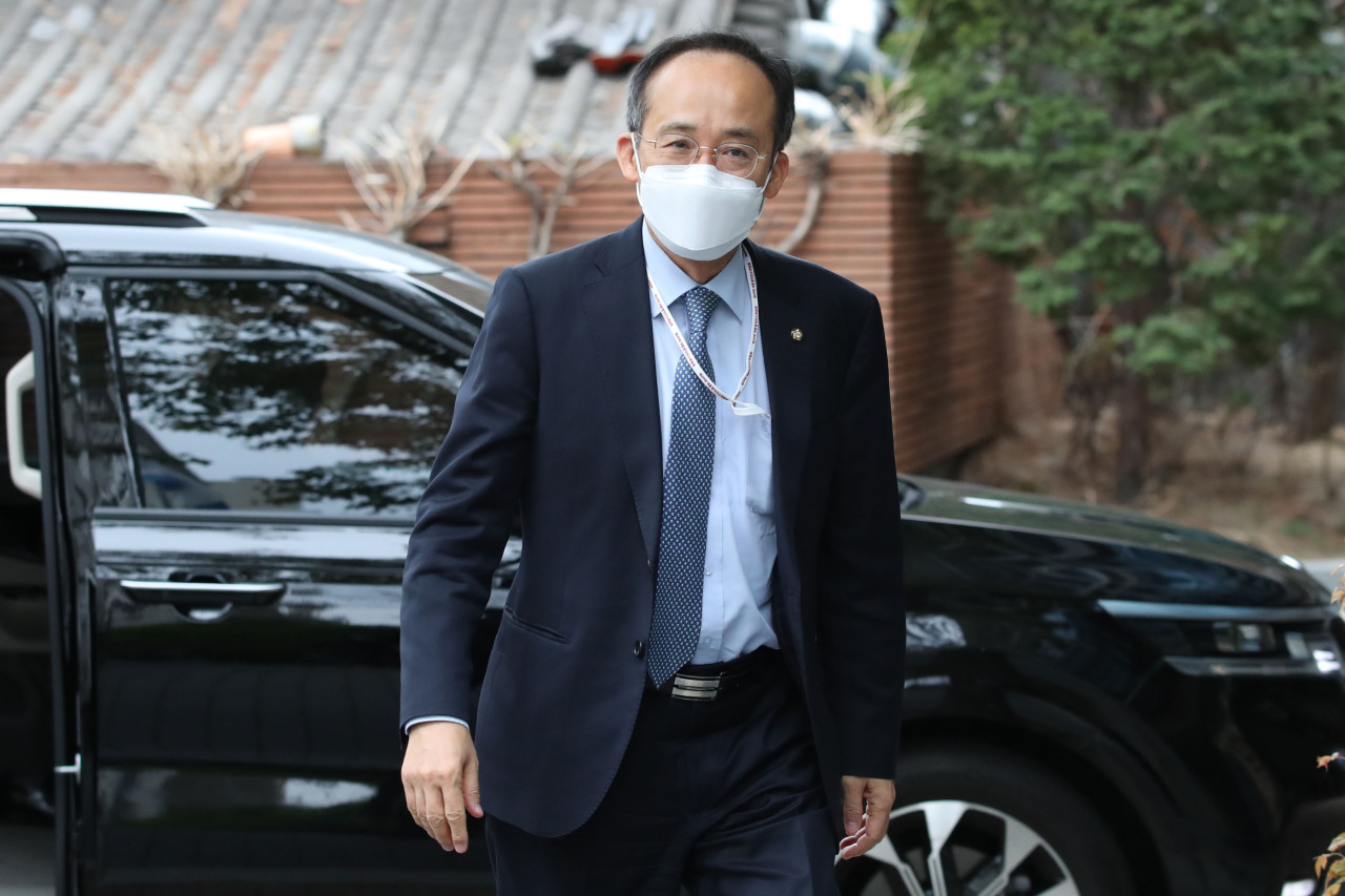 Finance Minister nominee Choo Kyung-ho heading to the office of the presidential transition committee in Seoul on April 14. (Yonhap)
