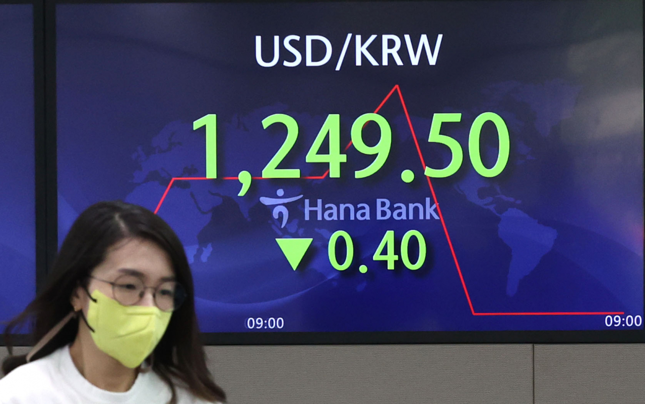 An electronic board showing the Korea Composite Stock Price Index (Kospi) at a dealing room of the Hana Bank headquarters in Seoul on Tuesday. (Yonhap)
