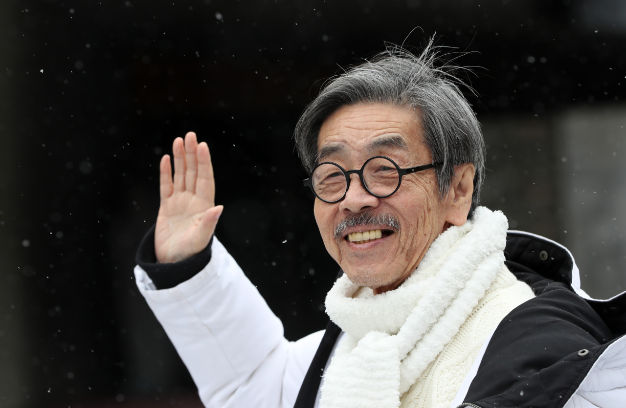 Bestselling novelist Lee Oi-soo poses for photos during an interview in November 2018. (Yonhap)