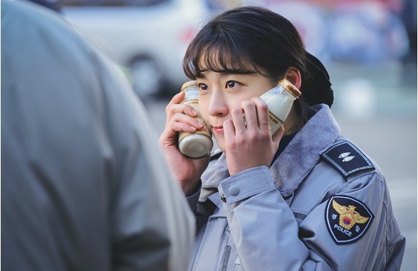Kim Seol-hyun plays a young police officer in “The Killer’s Shopping List.” (tvN)