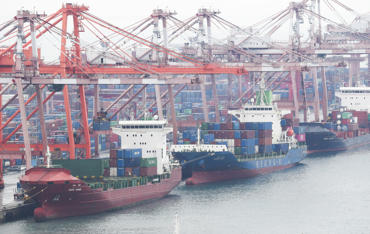 Container ships are docked at port in Korea`s southern city of Busan. (Yonhap)