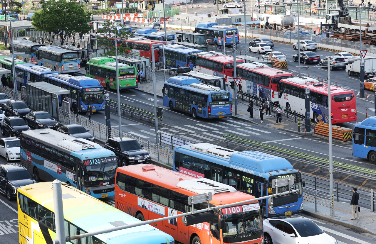Buses arrive at bus stops in front of Seoul Station, central Seoul, Tuesday. (Yonhap)