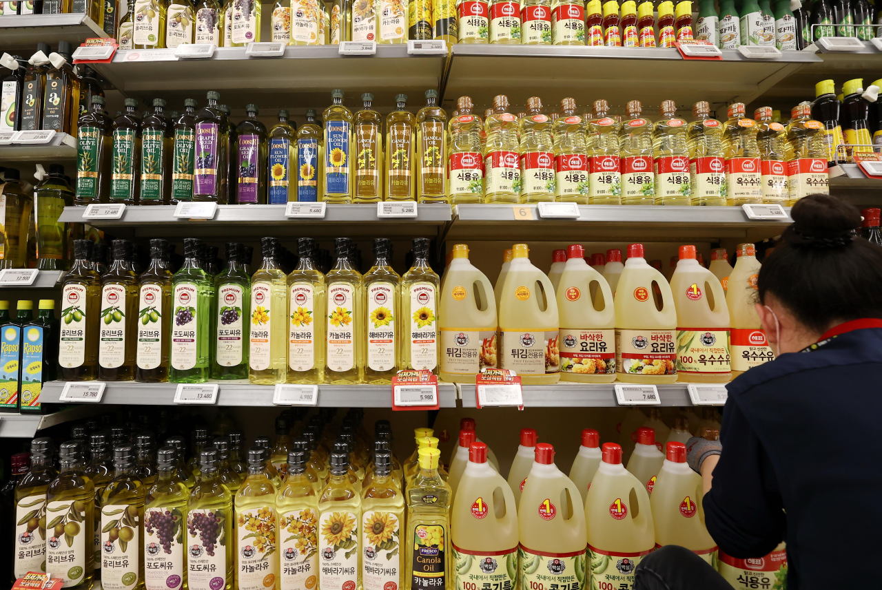 Cooking oil products are displayed at a large discount chain in Seoul on Monday. (Yonhap)