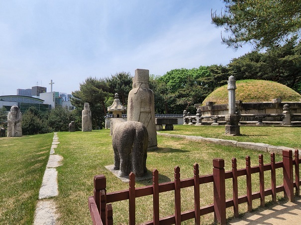 Stone sculptures of animals and the king’s servants placed around the royal tombs of King Seongjong and Queen Jeonghyeon. (Choi Jae-hee / The Korea Herald)