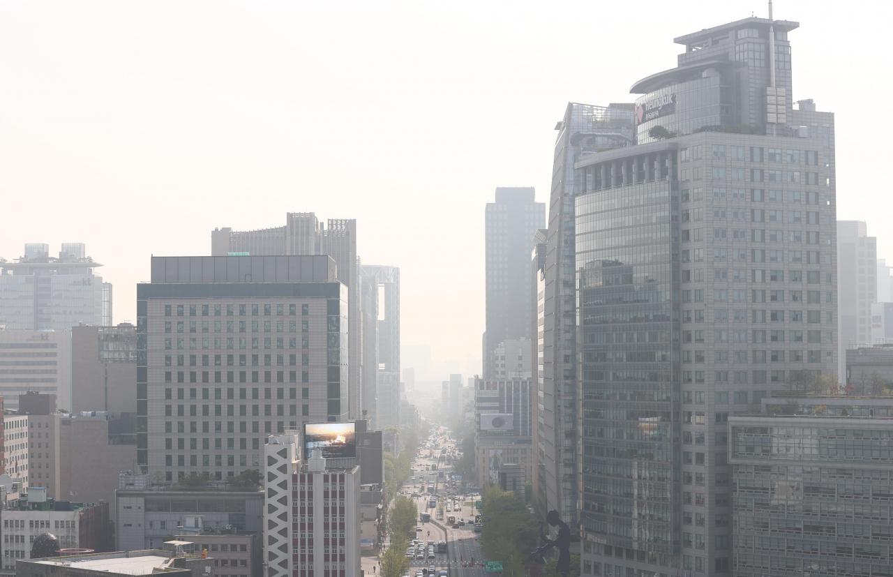 This file photo from last Tuesday shows central Seoul covered with fine dust. (Yonhap)