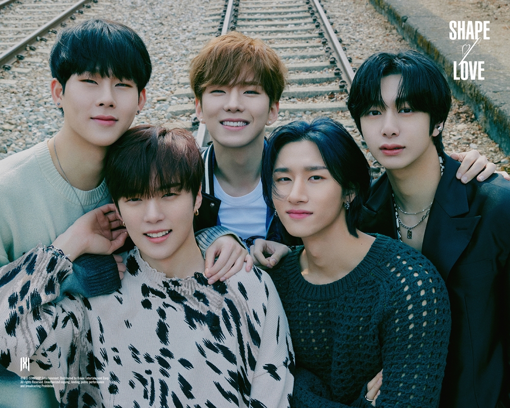 Group image of Monsta X for its 11th EP “Shape of Love” (Starship Entertainment)