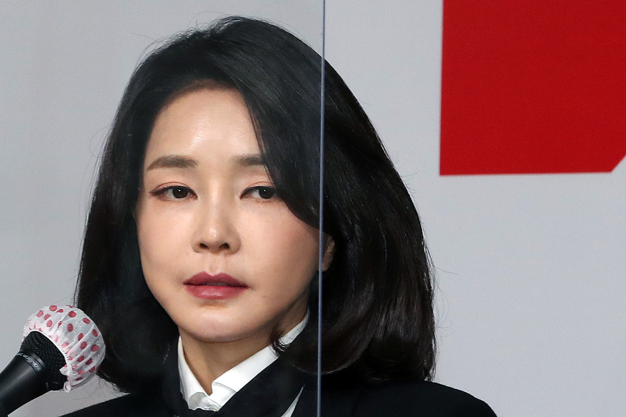 Kim Keon-hee, wife of President-elect Yoon Suk-yeol, apologizes on Dec. 26 for fabricating her work experience. (Yonhap)
