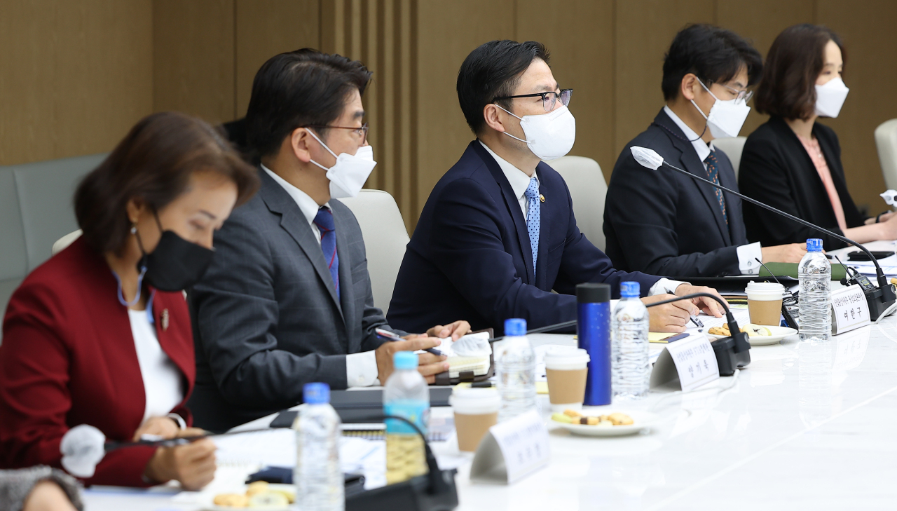 Trade Minister Yeo Han-koo (center) speaks during his meeting with executives from business lobbies in Seoul, Wednesday. (Yonhap)