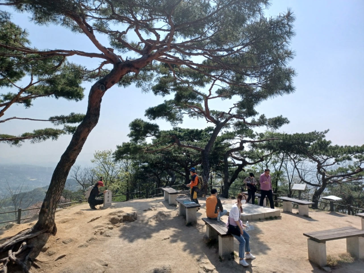 Visitors enjoy their time at the Cheongundae Peak on April 21. (Lee Si-jin/The Korea Herald)