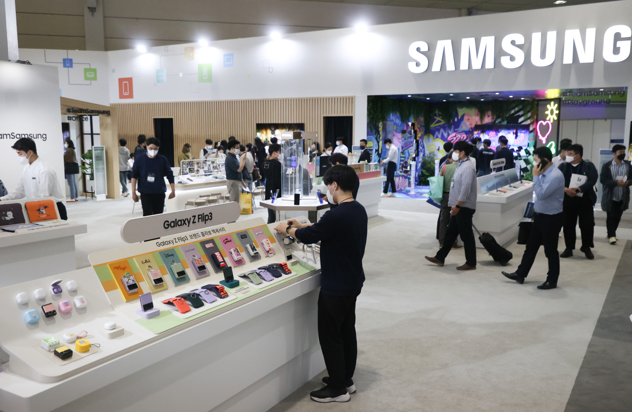 This photo, taken on April 20, shows a Samsung Electronics exhibition at World IT Show held in Seoul. (Yonhap)