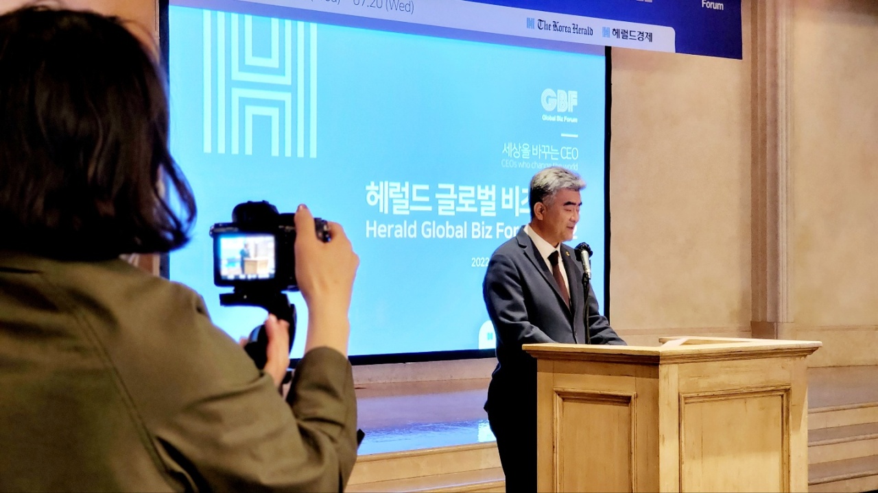 Herald Corporation Chairman Jung Won-ju speaks at the opening ceremony for Global Biz Forum 2022, hosted by The Korea Herald in Gangnam on Wednesday. (Jenny Sung)