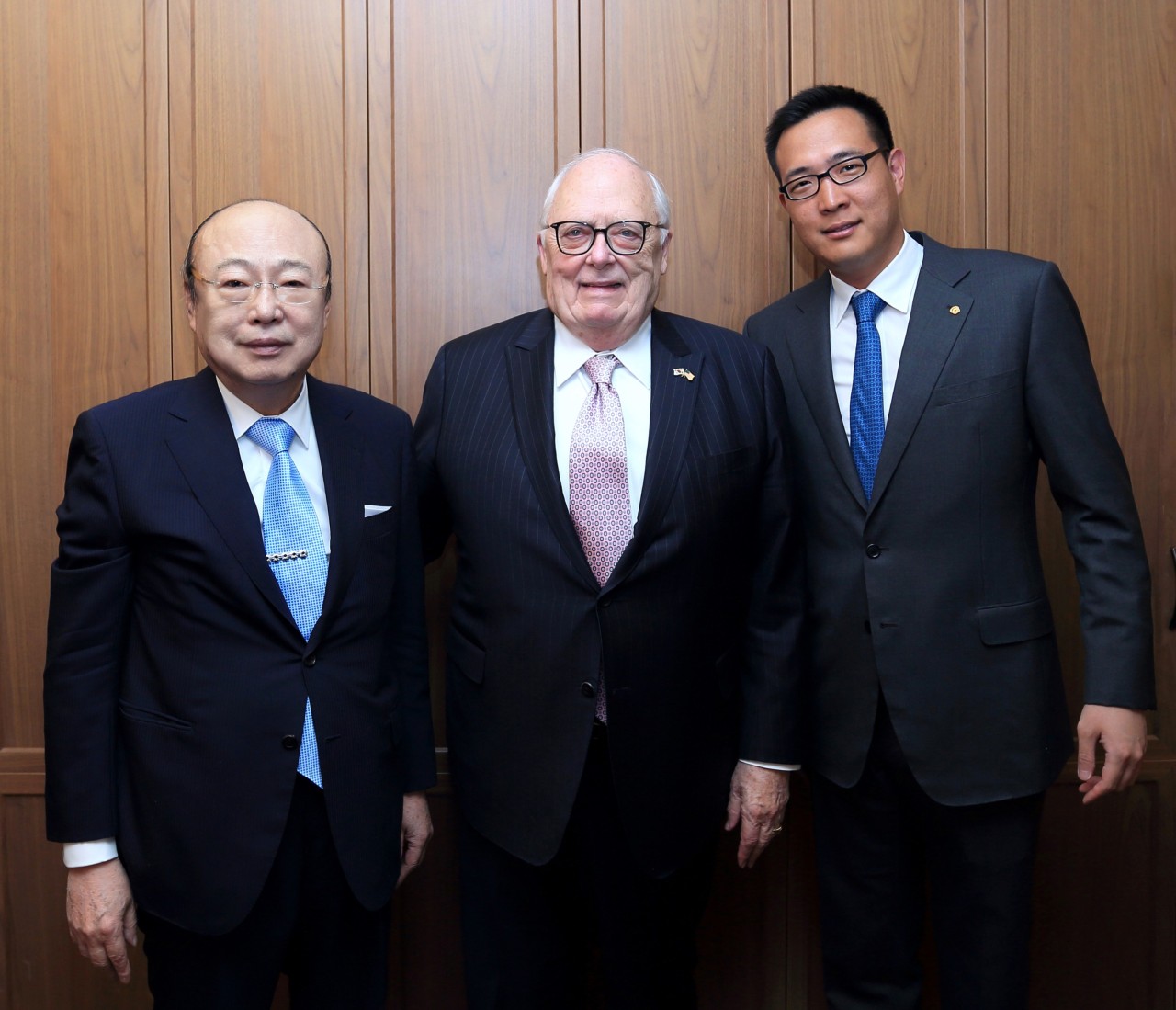 From left: Hanwha Group Chairman Kim Seung-youn, Heritage Foundation founder Edwin John Feulner and Hanwha Hotel and Resorts managing director Kim Dong-seon pose for a photo during a private dinner in Seoul on Wednesday. (Hanwha Group)