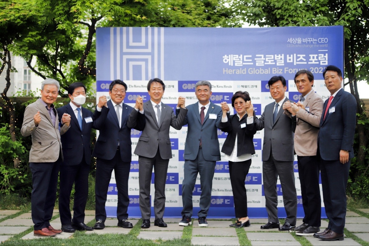 Herald Corp. Chairman Jung Won-ju and Daewoo E&C CEO Baek Jung-wan exchange greetings with GBF members at The Korea Herald’s Global Business Forum on Wednesday. (Jenny Sung)