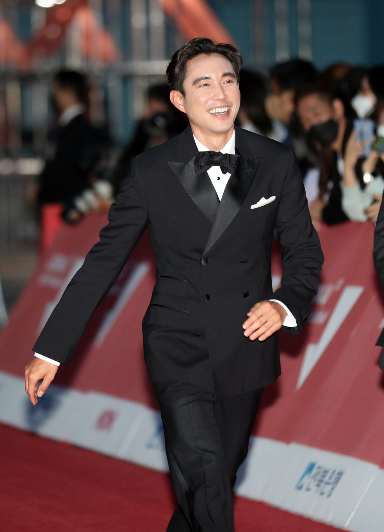 Actor Justin H. Min, who played Yang in the Jeonju International Film Festival opener “After Yang” walks the red carpet during the opening ceremony on Thursday. (Yonhap)