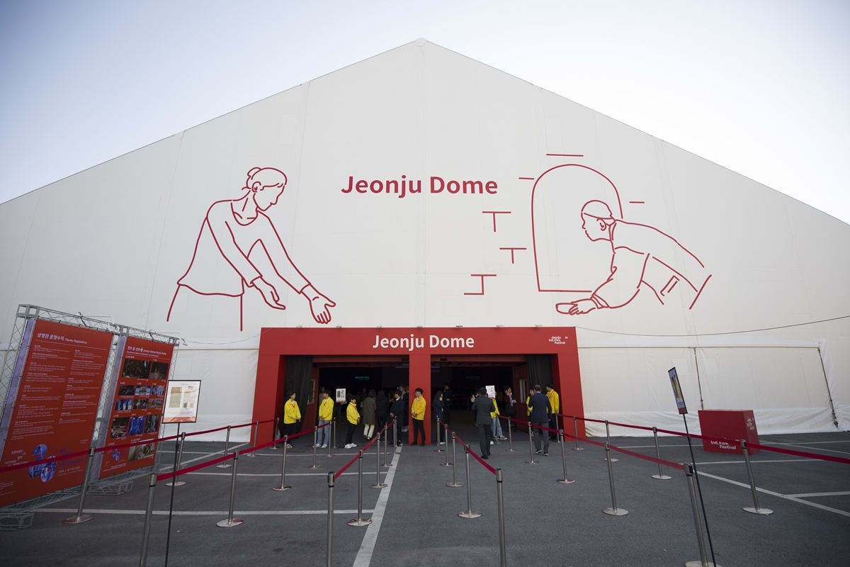 Jeonju Dome is set up for the 23rd Jeonju International Film Festival on Thursday. (Yonhap)