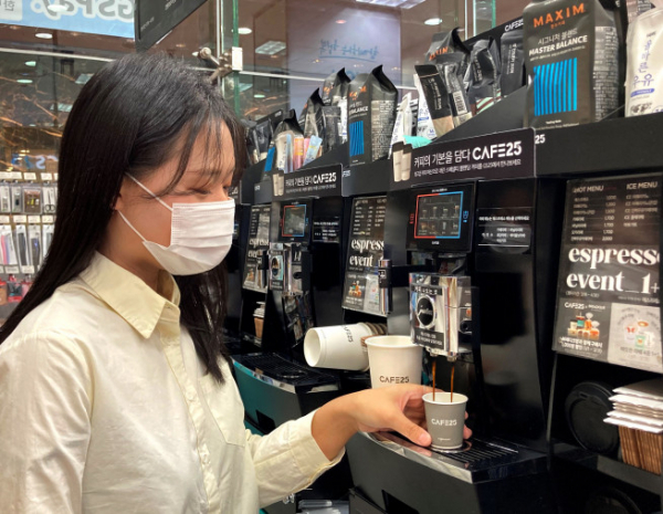 . GS25 employee prepares an espresso from an automatic espresso machine installed at the company’s convenience store in Seoul. (GS25)